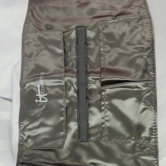 IT COSMETICS SET OF 2 - 1 BRUSH/COSMETIC CASE -1LGE COSMETIC BAG - Picture 8 of 8